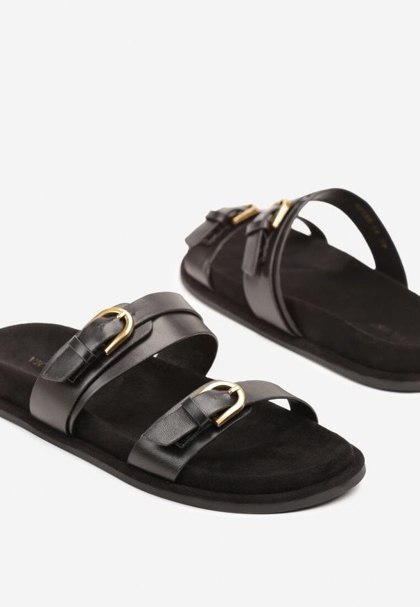 Born2be - Czarne Klapki Vices Ozdobione Klamrami i Dwoma Paskami Nilamora. Okazja: na co dzień. Kolor: czarny. Materiał: jeans. Wzór: aplikacja. Sezon: lato. Obcas: na obcasie. Styl: glamour, elegancki, casual. Wysokość obcasa: niski