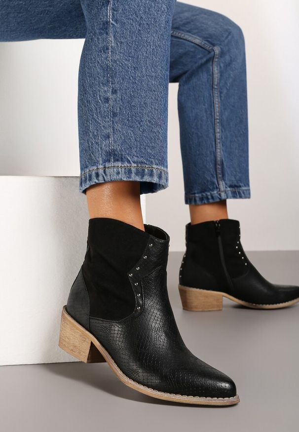 Born2be - Czarne Botki Kowbojki z Nitami Penthasia. Okazja: na imprezę, na co dzień. Nosek buta: szpiczasty. Kolor: czarny. Materiał: jeans. Obcas: na obcasie. Styl: klasyczny, casual, elegancki. Wysokość obcasa: niski