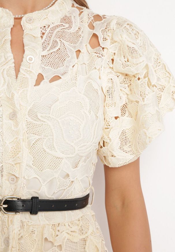 Born2be - Jasnobeżowa Koronkowa Sukienka Koszulowa Mini z Paskiem Nilira. Kolor: beżowy. Materiał: koronka. Typ sukienki: koszulowe. Długość: mini