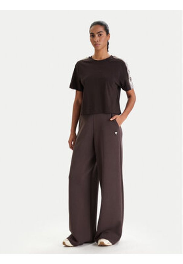 Guess T-Shirt V3RI08 I3Z14 Brązowy Regular Fit. Kolor: brązowy. Materiał: bawełna