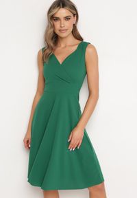 Born2be - Zielona Koktajlowa Sukienka na Ramiączkach z Kopertowym Dekoltem i Falbanką Omemia. Kolor: zielony. Długość rękawa: na ramiączkach. Typ sukienki: kopertowe. Styl: wizytowy #7