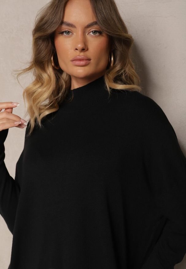 Renee - Czarna Pudełkowa Sukienka Sweterkowa z Wiskozą i Golfem Rinnine. Okazja: na co dzień. Typ kołnierza: golf. Kolor: czarny. Materiał: wiskoza. Styl: casual, elegancki