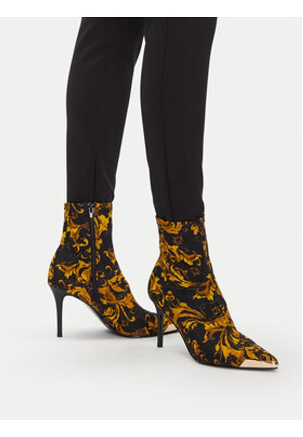 Versace Jeans Couture Botki 79VA3S51 Czarny. Kolor: czarny. Materiał: materiał