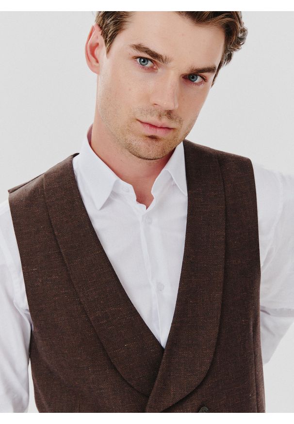 Pako Lorente - PAKO LORENTE – Brązowa dwurzędowa kamizelka męska. Kolor: brązowy. Materiał: elastan, wełna, bawełna, poliamid, len. Wzór: jodełka