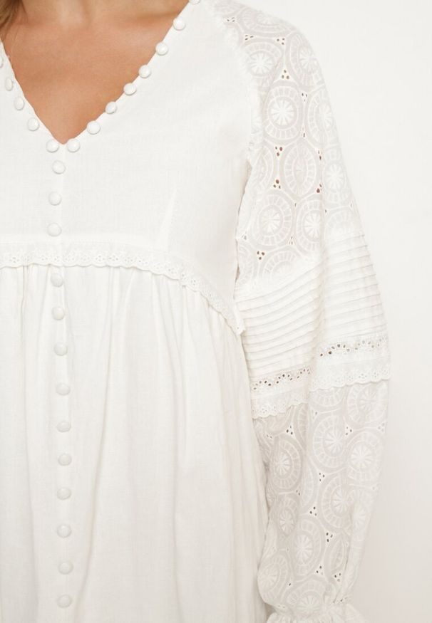 Born2be - Biała Bawełniana Sukienka Boho z Haftowanej Tkaniny Ozdobiona Guzikami Elalee. Kolor: biały. Materiał: tkanina, bawełna. Wzór: aplikacja, haft. Styl: boho