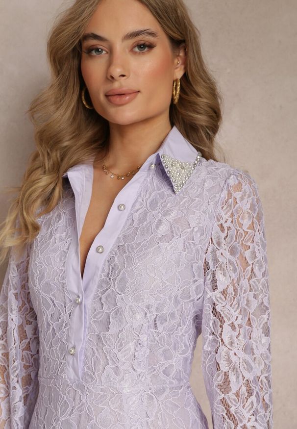 Renee - Fioletowa Koszulowa Sukienka Maxi z Ozdobnymi Guzikami i Cyrkoniami z Koronkowej Tkaniny Armina. Kolor: fioletowy. Materiał: koronka, tkanina. Długość rękawa: długi rękaw. Typ sukienki: koszulowe. Długość: maxi