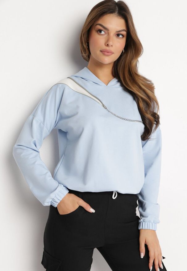 Born2be - Niebieska Bawełniana Bluza z Kapturem z Ozdobnym Łańcuszkiem i Suwakiem Cielo. Typ kołnierza: kaptur. Kolor: niebieski. Materiał: bawełna