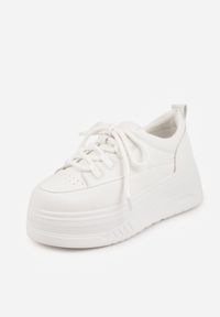Born2be - Białe Sneakersy VICES na Grubej Podeszwie z Tłoczeniami Azirara. Okazja: na co dzień, na spotkanie biznesowe, do pracy. Kolor: biały. Materiał: jeans. Sport: golf #5