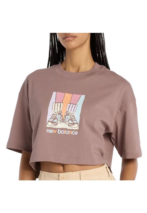 Koszulka damska New Balance WT53904EAS - brązowa. Kolor: brązowy. Materiał: bawełna. Długość rękawa: krótki rękaw. Długość: krótkie. Wzór: napisy
