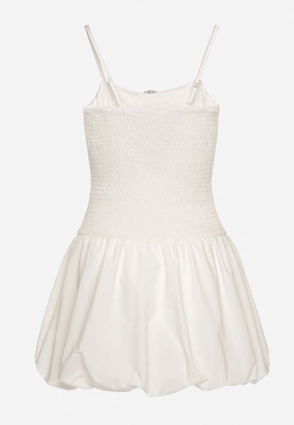 Born2be - Biała Sukienka Typu Bombka z Cyrkoniową Klamrą z Podszewką Typu Szorty Nessim. Okazja: na imprezę. Kolor: biały. Długość rękawa: na ramiączkach. Sezon: lato. Typ sukienki: bombki. Styl: elegancki