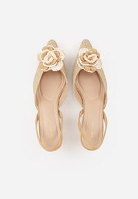 Renee - Beżowe Sandały Slingback na Kaczuszce z Tweedowymi Wstawkami i Kwiatem 3D Zehe. Okazja: na co dzień, na imprezę. Zapięcie: bez zapięcia. Kolor: beżowy. Materiał: jeans, koronka. Wzór: kwiaty. Obcas: na szpilce. Styl: casual, elegancki #6