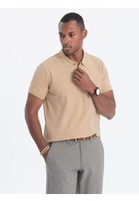 Ombre Clothing - Koszulka męska polo klasyczna bawełniana - beżowa V24 - Rozmiar: XL. Typ kołnierza: polo. Kolor: beżowy. Materiał: bawełna. Wzór: haft. Styl: klasyczny #1
