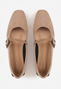 Renee - Ciemnobeżowe Balerinki z Imitacji Zamszu o Fasonie Mary Jane z Cyrkoniową Klamrą Ireltise. Okazja: na co dzień. Zapięcie: klamry. Kolor: beżowy. Materiał: zamsz. Wzór: aplikacja. Styl: elegancki, klasyczny, glamour, casual #4
