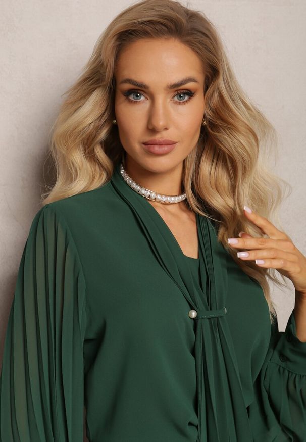 Renee - Ciemnozielona Bluzka z Wiązaniem wokół Szyi i Plisowanym Rękawem Henokia. Kolor: zielony. Styl: elegancki