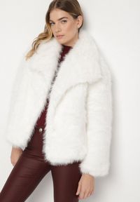 Born2be - Biała Jednorzędowa Kurtka Futerko z Szerokim Kołnierzem Conellia. Okazja: na co dzień. Kolor: biały. Materiał: futro. Styl: casual, elegancki