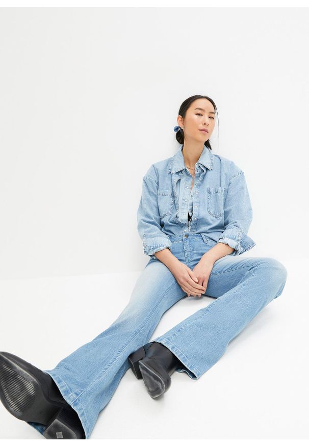 bonprix - Dżinsy o kroju bootcut, mid waist, ze stretchem. Kolor: niebieski