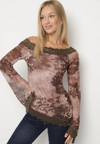 Born2be - Brązowa Siateczkowa Bluzka Hiszpanka z Wiskozą i Bawełną Ozdobiona Koronką Nirriva. Okazja: na co dzień. Typ kołnierza: dekolt hiszpanka. Kolor: brązowy. Materiał: koronka, bawełna, wiskoza. Wzór: koronka, aplikacja. Styl: casual #2