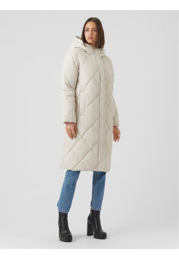 Vero Moda Płaszcz zimowy Adelaloa 10267606 Écru Regular Fit. Materiał: syntetyk. Sezon: zima