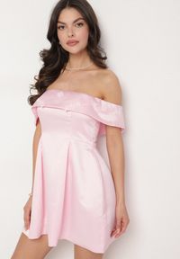 Born2be - Różowa Satynowa Sukienka Hiszpanka Vices z Kwiatowymi Aplikacjami Fennalisa. Okazja: na ślub cywilny, na imprezę, na wesele. Typ kołnierza: dekolt hiszpanka. Kolor: różowy. Materiał: satyna. Wzór: aplikacja, kwiaty. Sezon: lato #6