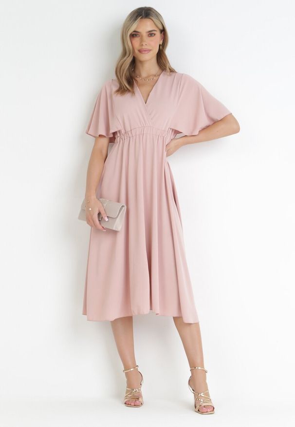 Born2be - Ciemnoróżowa Rozkloszowana Sukienka Midi z Kopertowym Dekoltem i Gumką w Talii Muntani. Kolor: różowy. Długość rękawa: krótki rękaw. Typ sukienki: kopertowe. Długość: midi