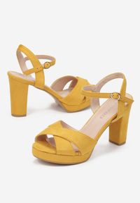 Renee - Żółte Sandały Apostares. Zapięcie: pasek. Kolor: żółty. Wzór: gładki, paski. Obcas: na platformie