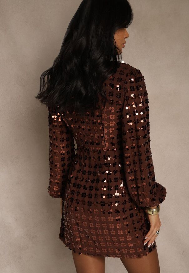 Renee - Brązowa Sukienka o Kopertowym Kroju z Wiązaniem i Cekinami Wedessa. Kolor: brązowy. Materiał: poliester. Wzór: aplikacja. Typ sukienki: kopertowe. Styl: elegancki