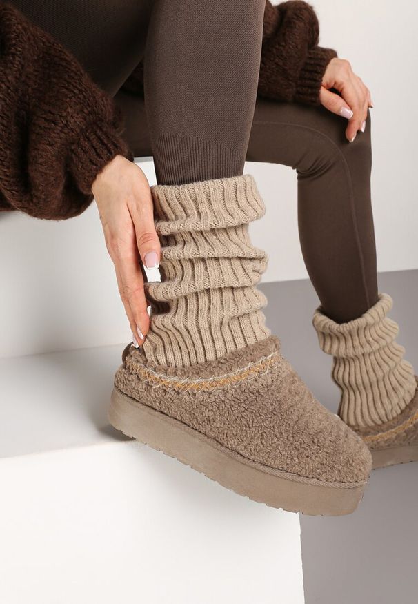 Born2be - Ciemnobeżowe Wsuwane Kapcie na Platformie z Ozdobnym Haftem Olisia. Zapięcie: bez zapięcia. Kolor: beżowy. Wzór: haft. Obcas: na platformie. Styl: elegancki