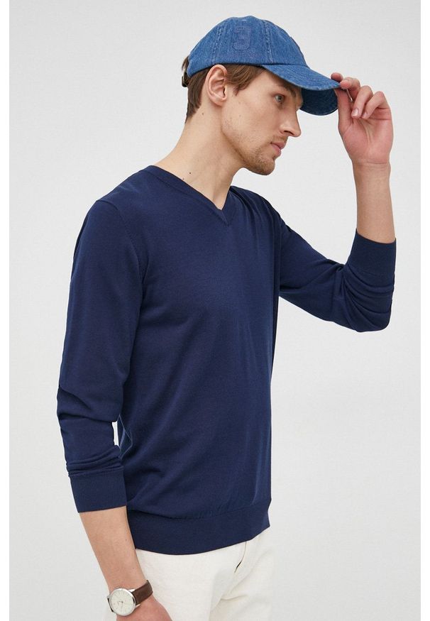 Liu Jo sweter bawełniany M122P202PUNTAENTRY męski kolor granatowy lekki. Okazja: na co dzień. Kolor: niebieski. Materiał: bawełna. Długość rękawa: długi rękaw. Długość: długie. Styl: casual