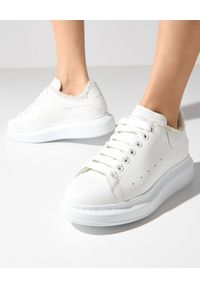 Alexander McQueen - ALEXANDER MCQUEEN - Białe sneakersy z kożuchem. Nosek buta: okrągły. Zapięcie: sznurówki. Kolor: biały. Materiał: guma. Wzór: gładki