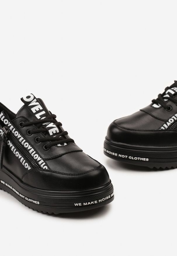 Born2be - Czarne Sznurowane Sneakersy na Grubej Podeszwie ze Skórzaną Wkładką Napisami i Dekoracyjnym Suwakiem Iriane. Nosek buta: okrągły. Zapięcie: sznurówki. Kolor: czarny. Materiał: skóra. Wzór: napisy. Obcas: na obcasie. Wysokość obcasa: niski
