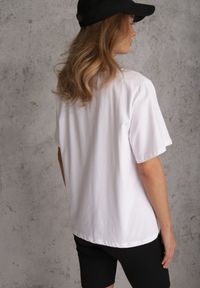 Renee - Biały T-shirt Bawełniany z Dekoltem w V Adozixie. Okazja: na co dzień. Kolor: biały. Materiał: bawełna. Styl: street, casual #5