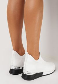 Born2be - Białe Sneakersy Bwynnara. Nosek buta: okrągły. Zapięcie: bez zapięcia. Kolor: biały. Materiał: jeans, materiał. Szerokość cholewki: normalna. Wzór: aplikacja. Obcas: na platformie #4