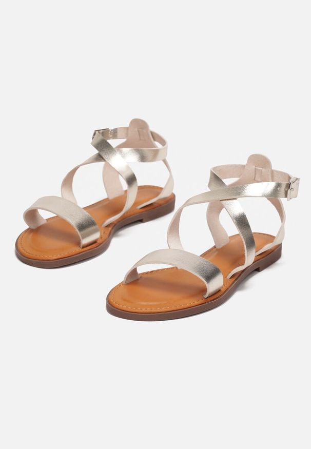 Renee - Złote Sandały Aelanthei. Nosek buta: otwarty. Zapięcie: pasek. Kolor: złoty. Materiał: jeans. Wzór: kwiaty, gładki, paski. Sezon: lato. Obcas: na płaskiej podeszwie