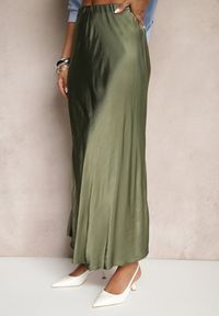Renee - Zielona Rozkloszowana Spódnica Satynowa z Wiskozy Rihaniel. Okazja: na co dzień. Kolor: zielony. Materiał: satyna, wiskoza. Styl: klasyczny, elegancki, casual #3