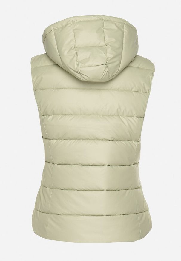 Born2be - Jasnozielona Pikowana Kamizelka o Taliowanym Kroju z Odpinanym Kapturem i Kieszeniami Ravasinia. Okazja: na spacer, na co dzień. Kolor: zielony. Materiał: jeans. Styl: casual