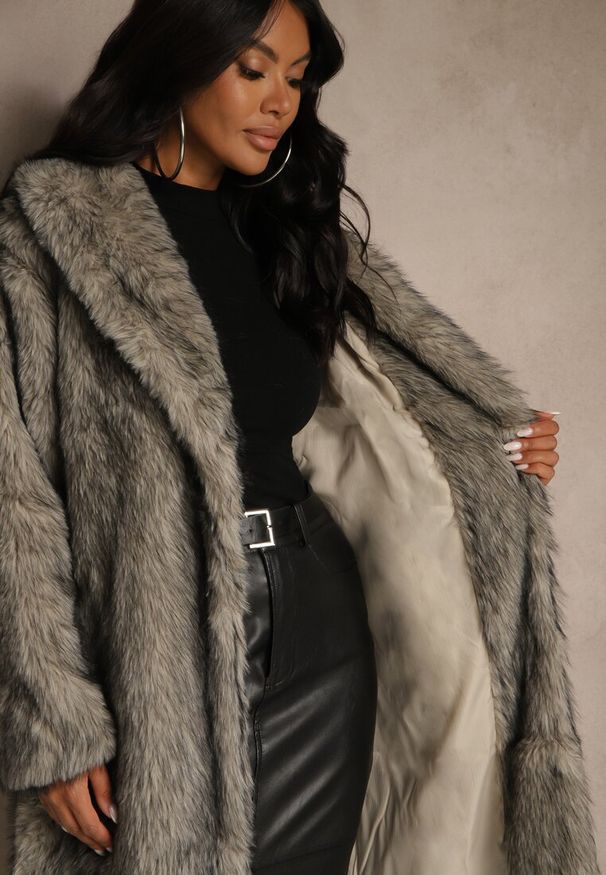 Renee - Beżowo-Czarny Płaszcz Futerko o Długim Kroju Ozdobiony Kołnierzem Cannesa. Okazja: na co dzień. Kolor: szary. Materiał: futro. Długość: długie. Wzór: aplikacja. Styl: casual, elegancki