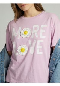 Sinsay - Bawełniana koszulka z aplikacją 3D - fioletowy. Kolor: fioletowy. Materiał: bawełna. Wzór: aplikacja #1