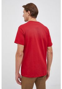 Guess T-shirt bawełniany kolor czerwony z nadrukiem. Okazja: na co dzień. Kolor: czerwony. Materiał: bawełna. Wzór: nadruk. Styl: casual