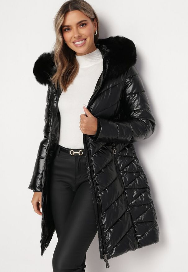 Born2be - Czarna Metaliczna Kurtka Pikowana z Kapturem Eclaris. Okazja: na co dzień. Typ kołnierza: kaptur. Kolor: czarny. Materiał: futro, jeans. Długość rękawa: długi rękaw. Długość: długie. Wzór: aplikacja. Styl: elegancki, casual