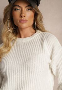Renee - Jasnobeżowy Prążkowany Sweter o Klasycznym Pudełkowym Fasonie Omeita. Okazja: na co dzień. Kolor: beżowy. Materiał: prążkowany. Długość rękawa: długi rękaw. Długość: długie. Styl: klasyczny #5