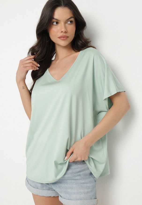 Born2be - Jasnozielony T-shirt z Wiskozą o Kroju Nietoperza Liosma. Okazja: na co dzień. Typ kołnierza: dekolt w serek. Kolor: zielony. Materiał: wiskoza. Styl: casual, klasyczny