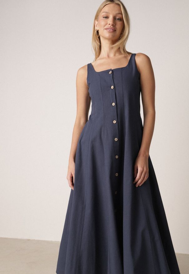 Born2be - Granatowa Rozkloszowana Sukienka z Bawełną Wiskozą i Guzikami Appeia. Okazja: na co dzień. Kolor: niebieski. Materiał: wiskoza, bawełna. Długość rękawa: na ramiączkach. Styl: casual, klasyczny