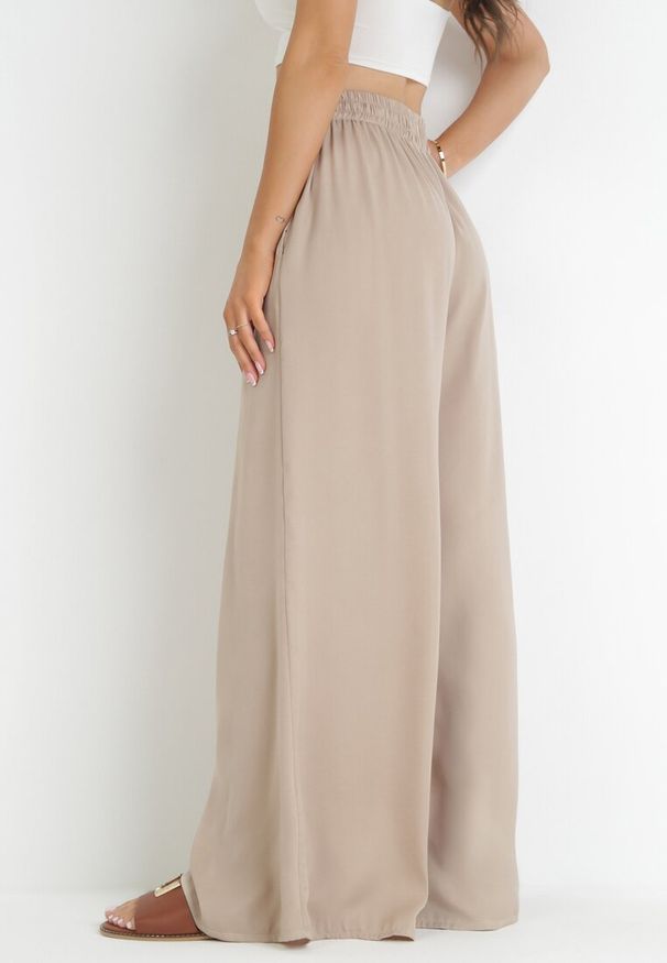 Born2be - Beżowe Szerokie Spodnie z Gumką w Talii Bohdi. Kolor: beżowy. Materiał: tkanina, wiskoza