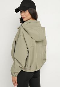 Born2be - Zielona Kurtka Wiatrówka o Kroju Oversize Natilessa. Okazja: na spacer, na co dzień. Kolor: zielony. Materiał: jeans. Długość rękawa: długi rękaw. Długość: długie. Sezon: wiosna. Styl: casual #5