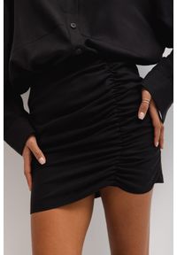 Marsala - Mini spódniczka z drapowaniem w kolorze CZARNYM - VIRGINIA-XS. Okazja: na co dzień. Kolor: czarny. Materiał: materiał, len. Styl: casual #1