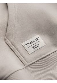 Ombre Clothing - Męska bluza dresowa kangurka z kapturem - jasnobeżowa V1 OM-SSBN-0177 - XXL. Okazja: na co dzień. Typ kołnierza: kaptur. Kolor: beżowy. Materiał: dresówka. Wzór: aplikacja. Styl: klasyczny, casual #6