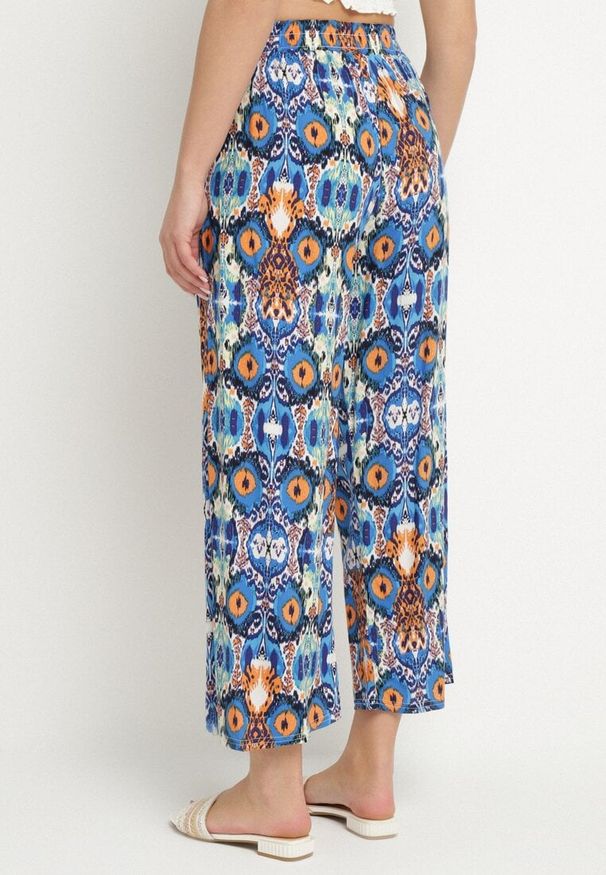Born2be - Niebieskie Spodnie Szerokie z Bawełny w Etno Print Tolivenna. Okazja: na co dzień. Kolor: niebieski. Materiał: bawełna. Wzór: nadruk. Styl: etno