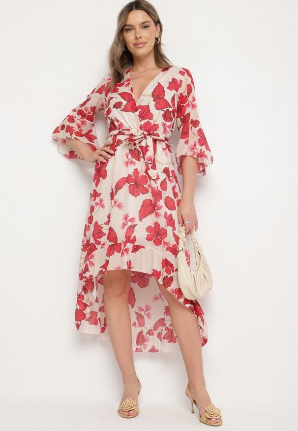 Born2be - Czerwona Bawełniana Sukienka Kopertowa o Asymetrycznym Kroju z Wiązanym Paskiem Niteira. Okazja: na randkę, na co dzień. Typ kołnierza: dekolt w kształcie V. Kolor: czerwony. Materiał: bawełna. Typ sukienki: kopertowe, asymetryczne. Styl: casual