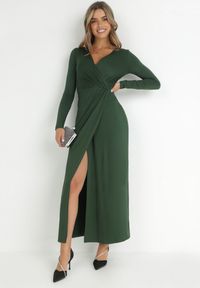 Born2be - Ciemnozielona Sukienka Mellona. Typ kołnierza: dekolt w kształcie V. Kolor: zielony. Materiał: dzianina, materiał. Długość rękawa: długi rękaw. Wzór: gładki. Typ sukienki: kopertowe. Styl: glamour, elegancki. Długość: maxi #1