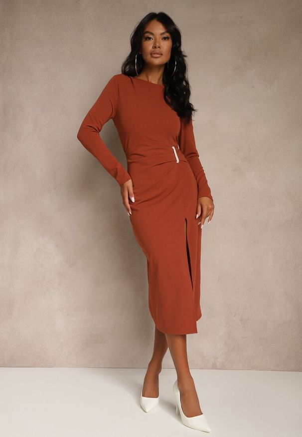 Renee - Brązowa Sukienka Koktajlowa Vices Ozdobiona Perełkami i Marszczeniem Odarre. Okazja: na imprezę. Kolor: brązowy. Wzór: aplikacja. Styl: wizytowy